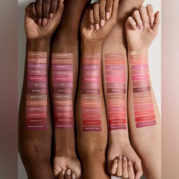 Fenty Beauty Cheeks Suede Powder Blush – Bubble Bands (Shimmering Hot Pink) - Picture 13 of 13